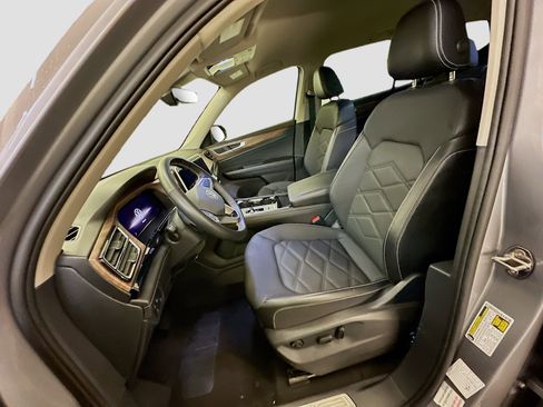 Used 2025 Volkswagen Atlas SE AWD/4WD image 13