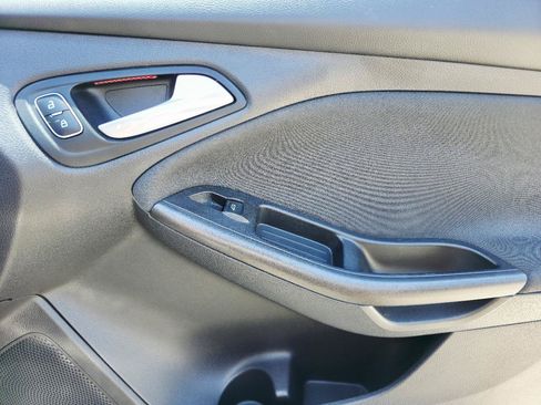 Used 2015 Ford Focus SE w/ Equipment Group 201A FWD image 18