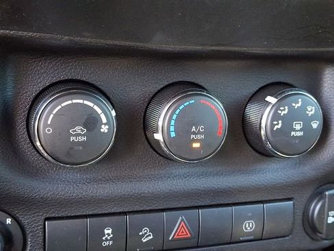 Used 2018 Jeep Wrangler Unlimited Sahara w/ Connectivity Group AWD/4WD image 15