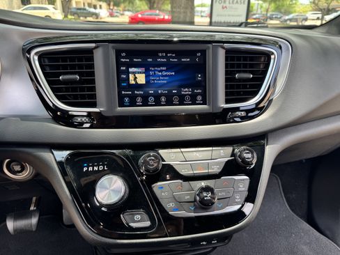 Used 2018 Chrysler Pacifica Touring Plus w/ S Appearance Package FWD image 18