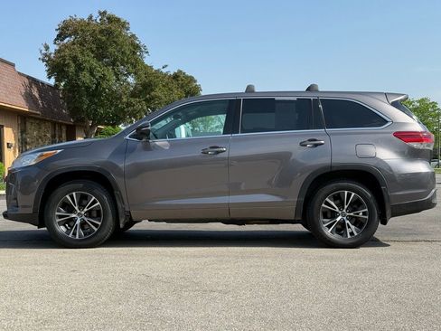 Used 2018 Toyota Highlander LE image 2