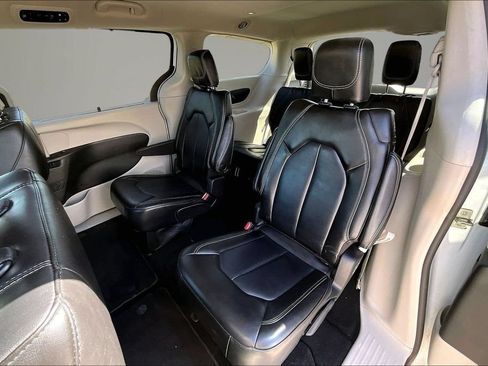 Used 2023 Chrysler Pacifica Touring-L FWD image 21