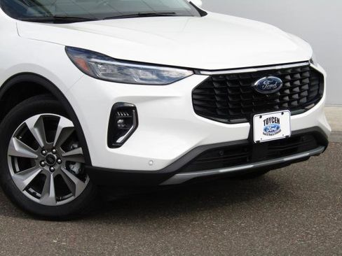 Used 2023 Ford Escape Platinum image 5