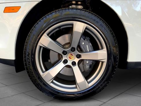 Used 2025 Porsche Macan image 9