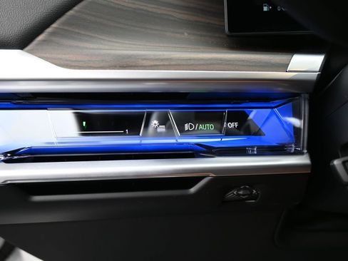 Used 2025 BMW 740i xDrive image 36