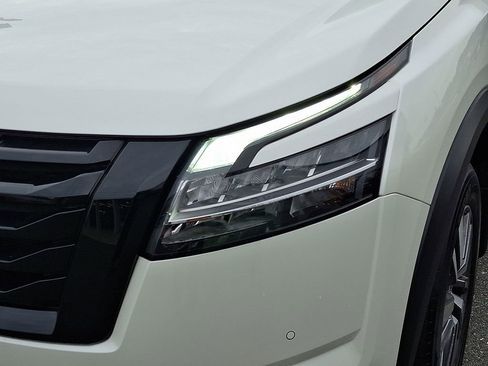 Used 2023 Nissan Pathfinder SL w/ Black Appearance Package image 12