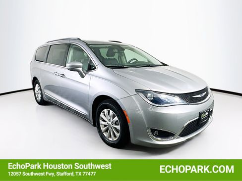 Used 2019 Chrysler Pacifica Touring-L FWD image 1