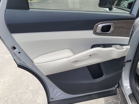 Used 2022 Kia Sorento EX w/ Panoramic Sunroof Package FWD image 9