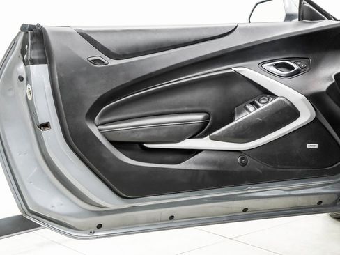 Used 2021 Chevrolet Camaro LT w/ Technology Package image 39