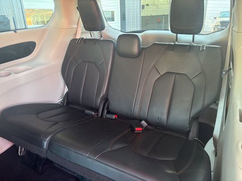 Used 2017 Chrysler Pacifica Touring-L Plus image 12