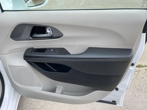 Used 2022 Chrysler Pacifica Touring-L FWD image 16