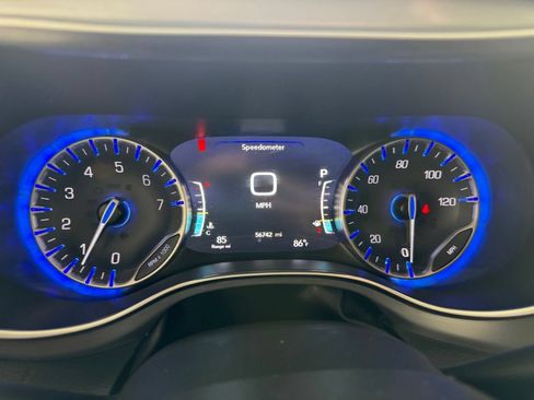 Used 2025 Chrysler Pacifica Limited FWD image 3