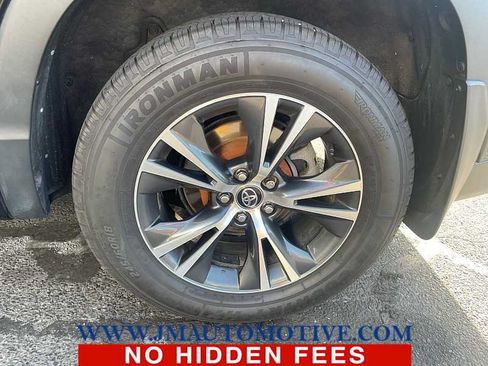 Used 2017 Toyota Highlander Plus AWD/4WD image 2