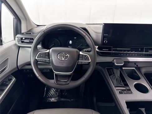 Certified 2026 Toyota Sienna XLE FWD image 33