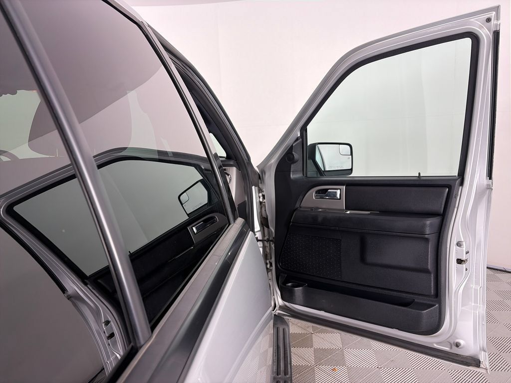 Used 2017 Ford Expedition XLT AWD/4WD image 31