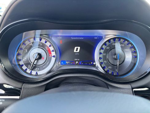 Used 2023 Chrysler 300 C image 33