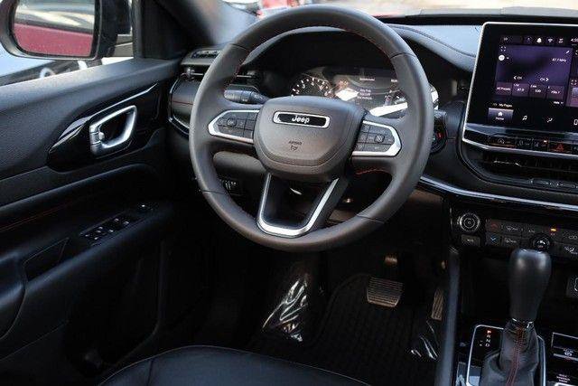Used 2025 Jeep Compass Trailhawk AWD/4WD image 23