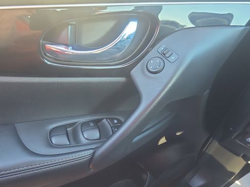 Used 2017 Nissan Rogue Sport SL w/ SL Premium Package image 34