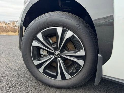 Used 2024 Toyota bZ4X XLE w/ Weather Package image 10