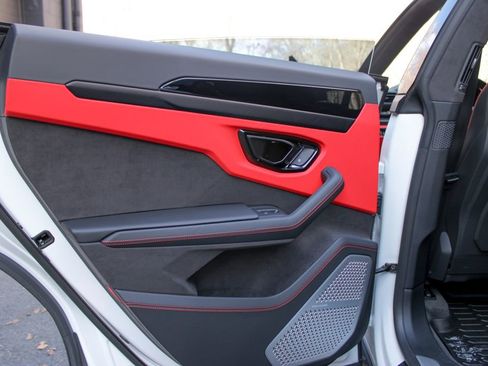 Used 2025 Lamborghini Urus SE image 22