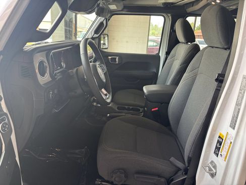 Used 2025 Jeep Wrangler Unlimited Sahara AWD/4WD image 27