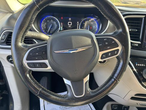 Used 2021 Chrysler Pacifica Touring-L FWD image 14