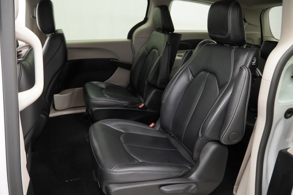 Used 2024 Chrysler Pacifica Limited FWD image 11