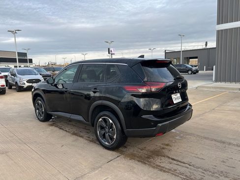 Used 2024 Nissan Rogue SV image 2