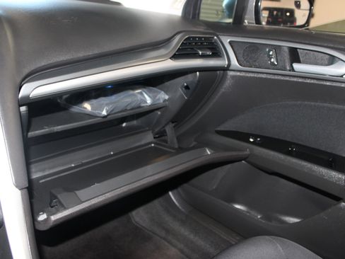 Used 2014 Ford Fusion SE FWD image 19