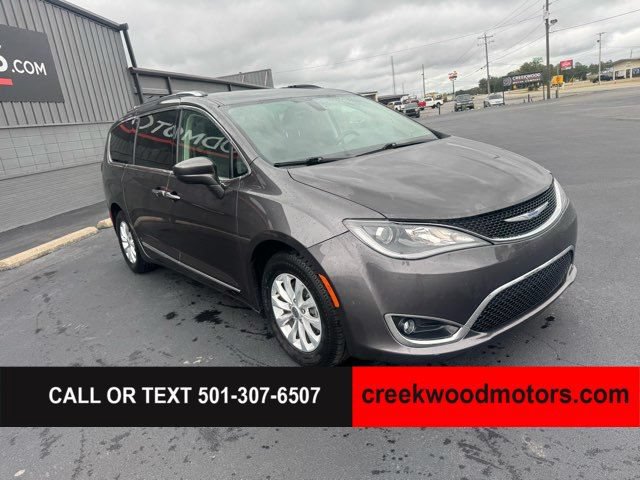 Used 2019 Chrysler Pacifica Touring-L FWD image 2