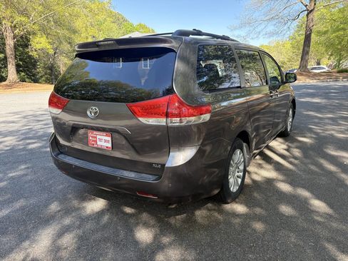 Used 2012 Toyota Sienna XLE w/ XLE Navigation Pkg FWD image 3