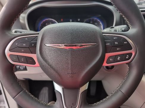 Used 2024 Chrysler Pacifica Touring-L image 9