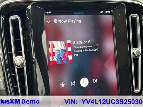 Used 2025 Volvo XC40 B5 Plus image 29