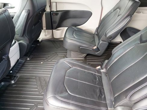 Used 2022 Chrysler Pacifica Touring-L image 31