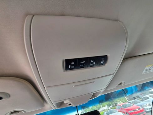 Used 2010 Chrysler Town & Country Touring FWD image 24