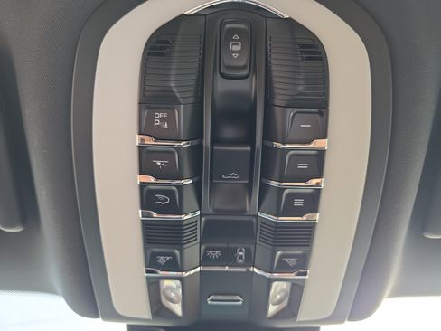 Certified 2023 Porsche Macan S AWD/4WD image 28