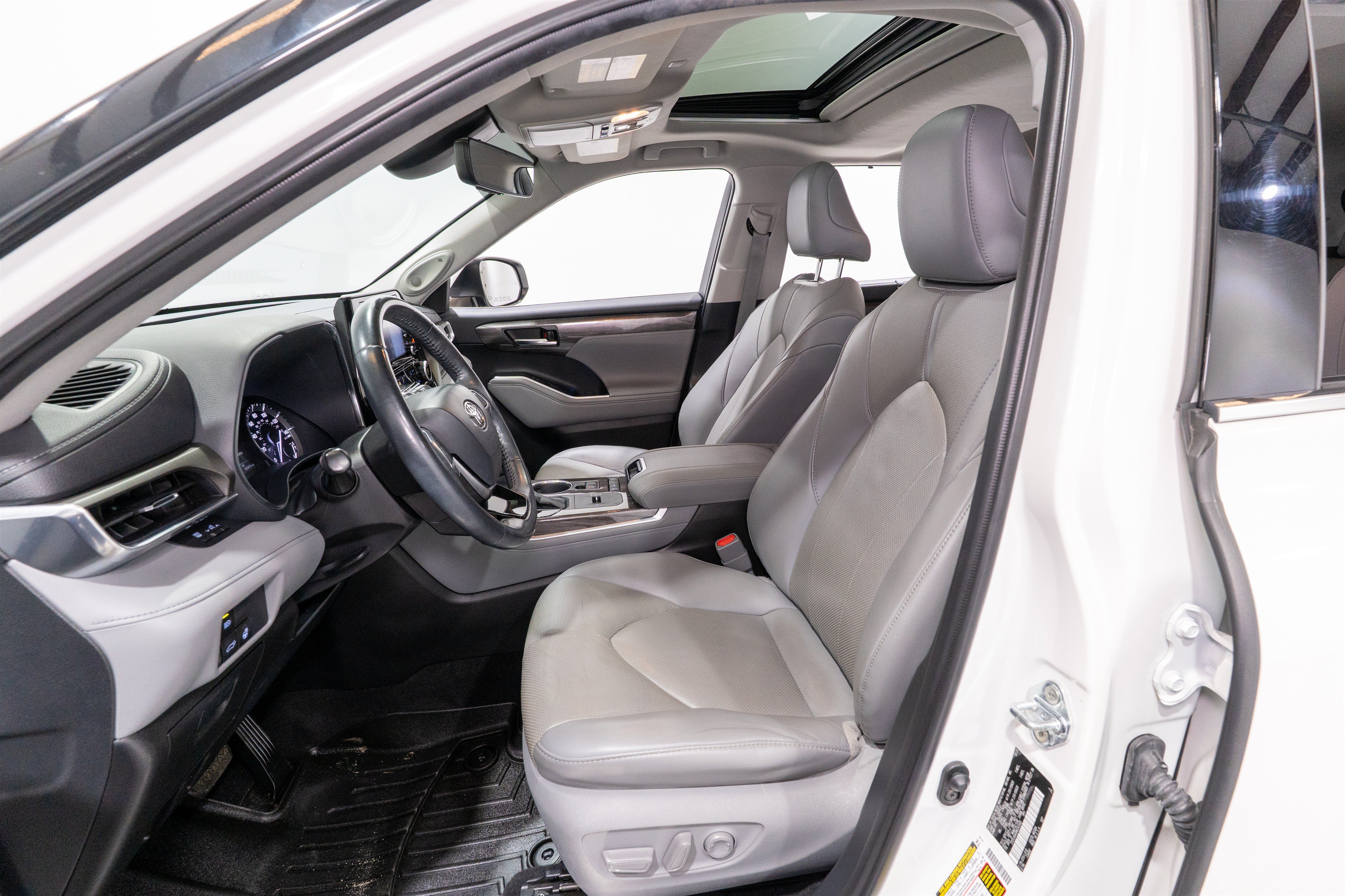 Used 2021 Toyota Highlander Limited FWD image 16