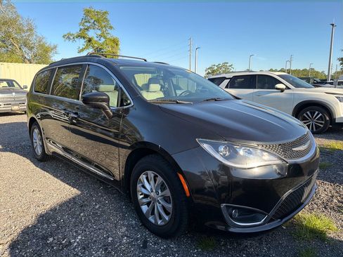 Used 2017 Chrysler Pacifica Touring-L w/ 13 Speaker Alpine Sound Group FWD image 3