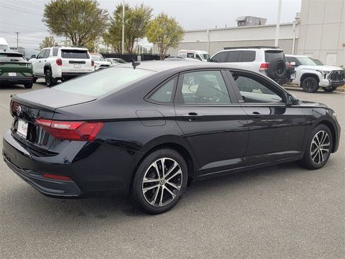 Used 2024 Volkswagen Jetta Sport image 3