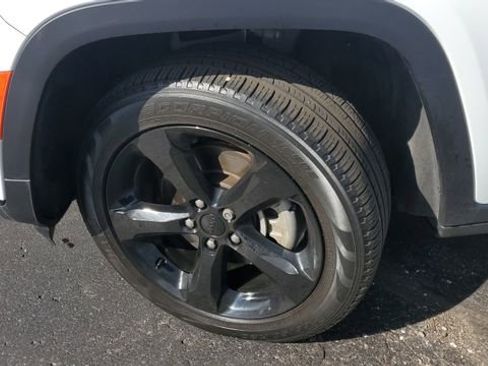 Certified 2024 Jeep Grand Cherokee L Limited w/ Black Appearance Package AWD/4WD image 4