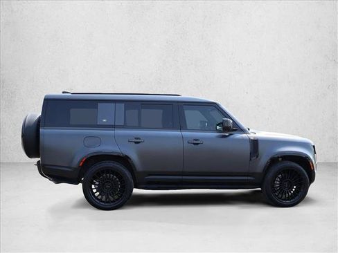 Used 2024 Land Rover Defender 130 X-Dynamic SE AWD/4WD image 4