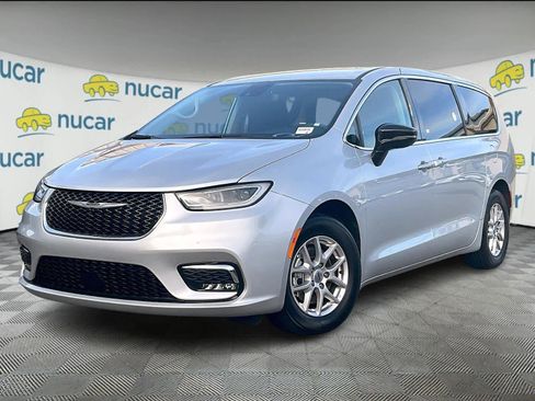 Used 2024 Chrysler Pacifica Touring-L image 3