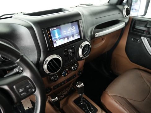 Used 2017 Jeep Wrangler Unlimited Sahara w/ Connectivity Group AWD/4WD image 18