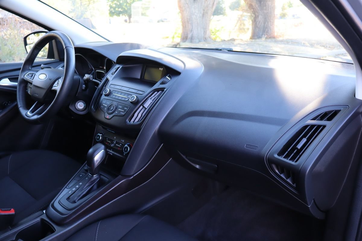 Used 2018 Ford Focus SE w/ Cold Weather Package FWD image 17