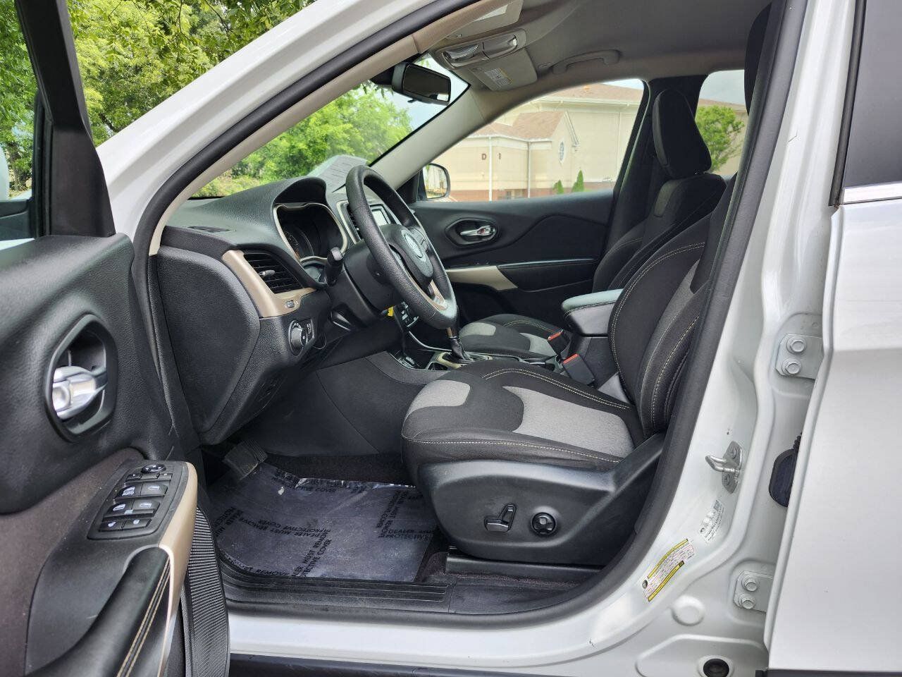 Used 2018 Jeep Cherokee Latitude w/ Mobile Office Group FWD image 5
