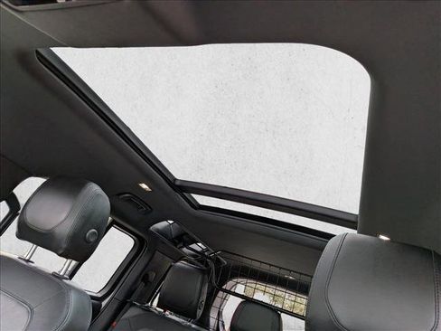 Used 2024 Land Rover Defender 110 X-Dynamic SE image 13