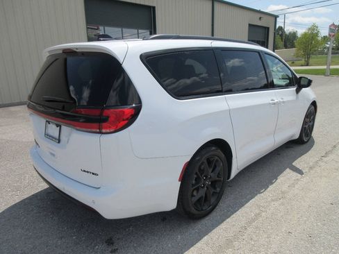 Used 2025 Chrysler Pacifica Limited FWD image 7