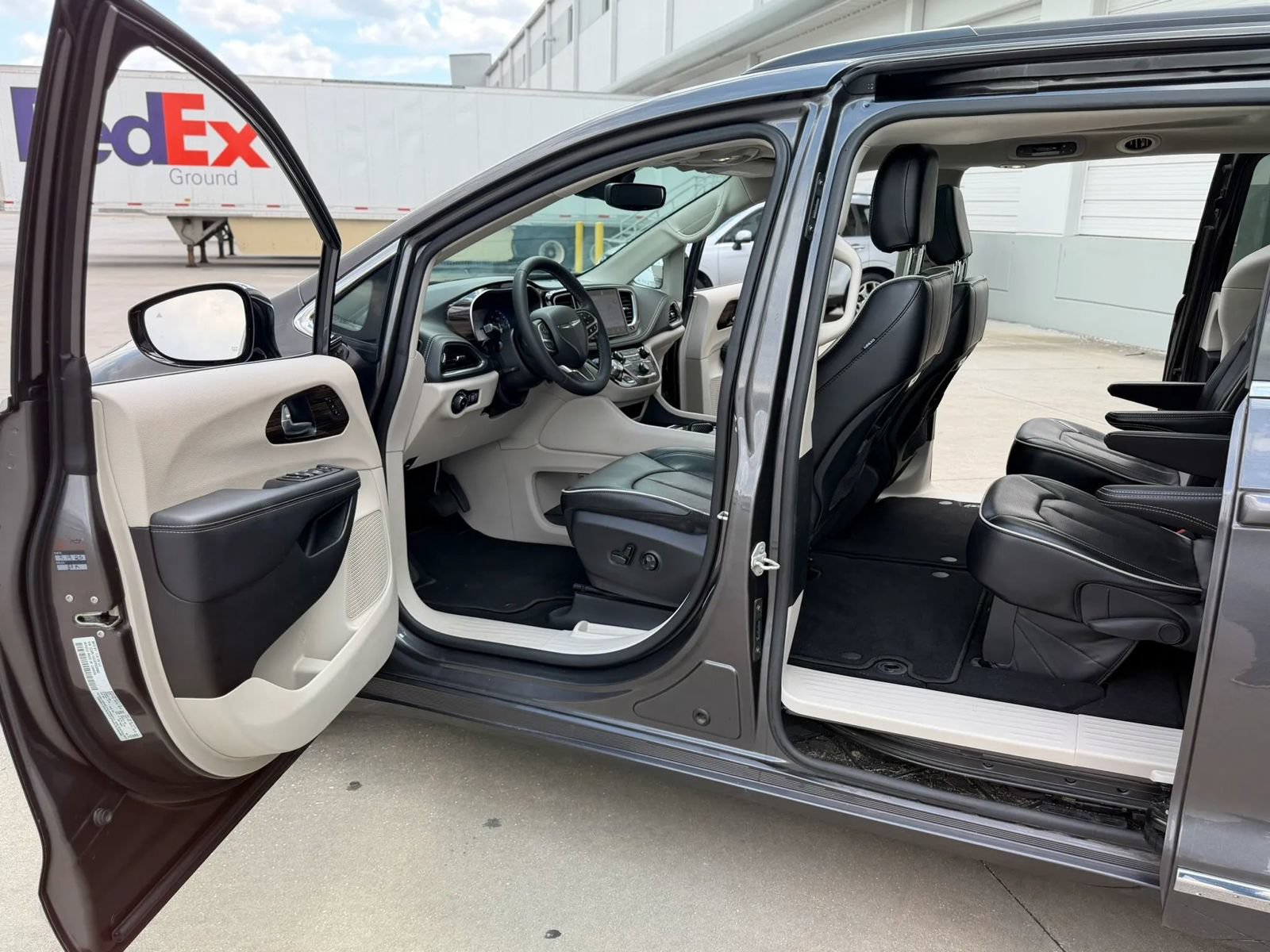 Used 2023 Chrysler Pacifica Limited FWD image 19