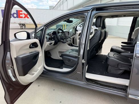 Used 2023 Chrysler Pacifica Limited FWD image 19