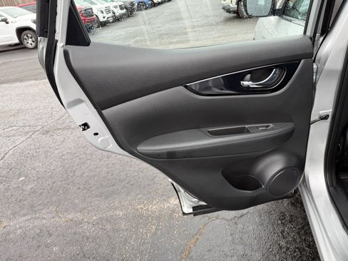 Used 2021 Nissan Rogue Sport SV w/ Technology Package image 17